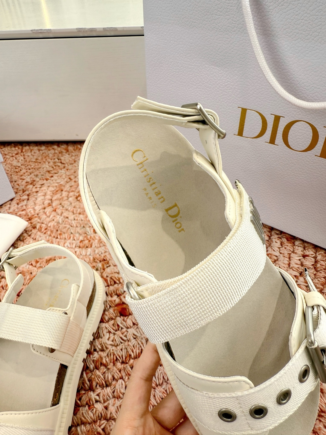 🌾代购级G133𝐃𝐢𝐎𝐑 迪奥2026早春新款凉鞋一眼就想要的凉鞋简单大方‘低调奢华！配上醒目的Chan