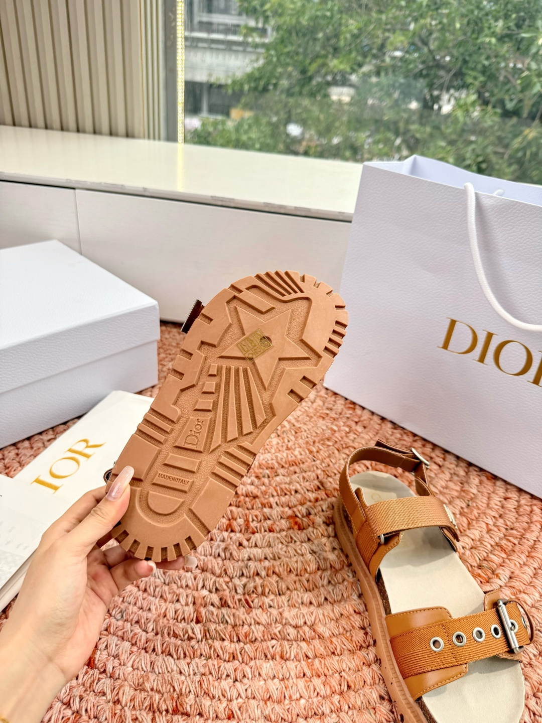 🌾代购级G133𝐃𝐢𝐎𝐑 迪奥2026早春新款凉鞋一眼就想要的凉鞋简单大方‘低调奢华！配上醒目的Chan