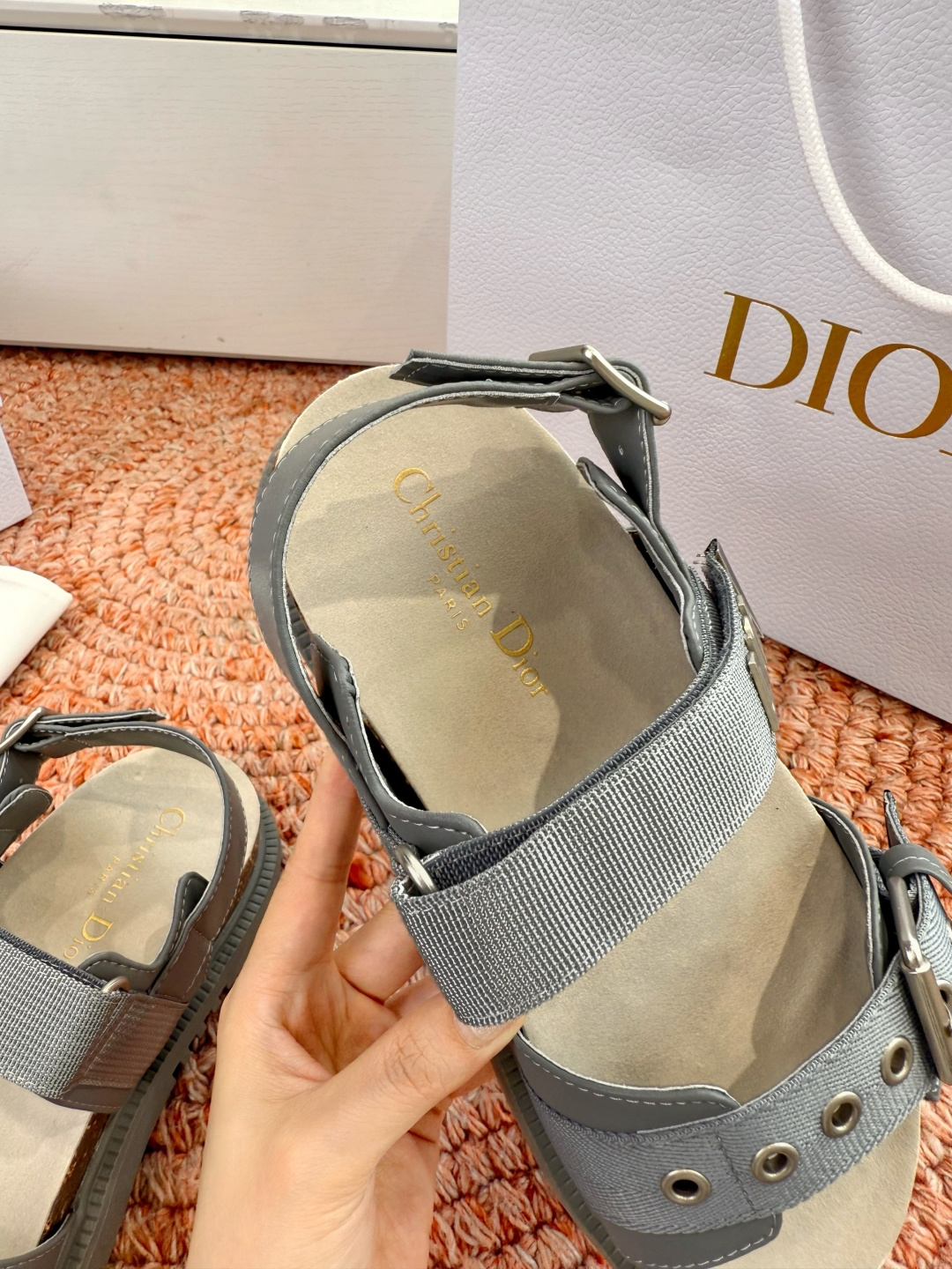 🌾代购级G133𝐃𝐢𝐎𝐑 迪奥2026早春新款凉鞋一眼就想要的凉鞋简单大方‘低调奢华！配上醒目的Chan