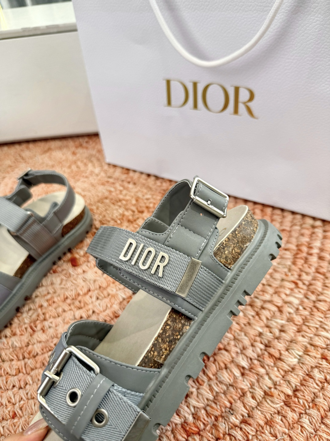 🌾代购级G133𝐃𝐢𝐎𝐑 迪奥2026早春新款凉鞋一眼就想要的凉鞋简单大方‘低调奢华！配上醒目的Chan