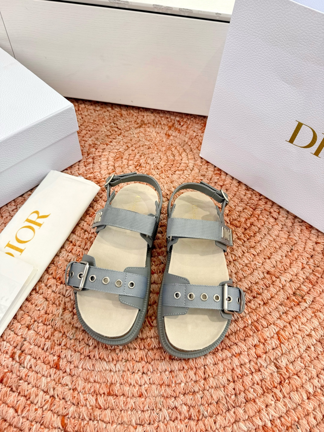 🌾代购级G133𝐃𝐢𝐎𝐑 迪奥2026早春新款凉鞋一眼就想要的凉鞋简单大方‘低调奢华！配上醒目的Chan