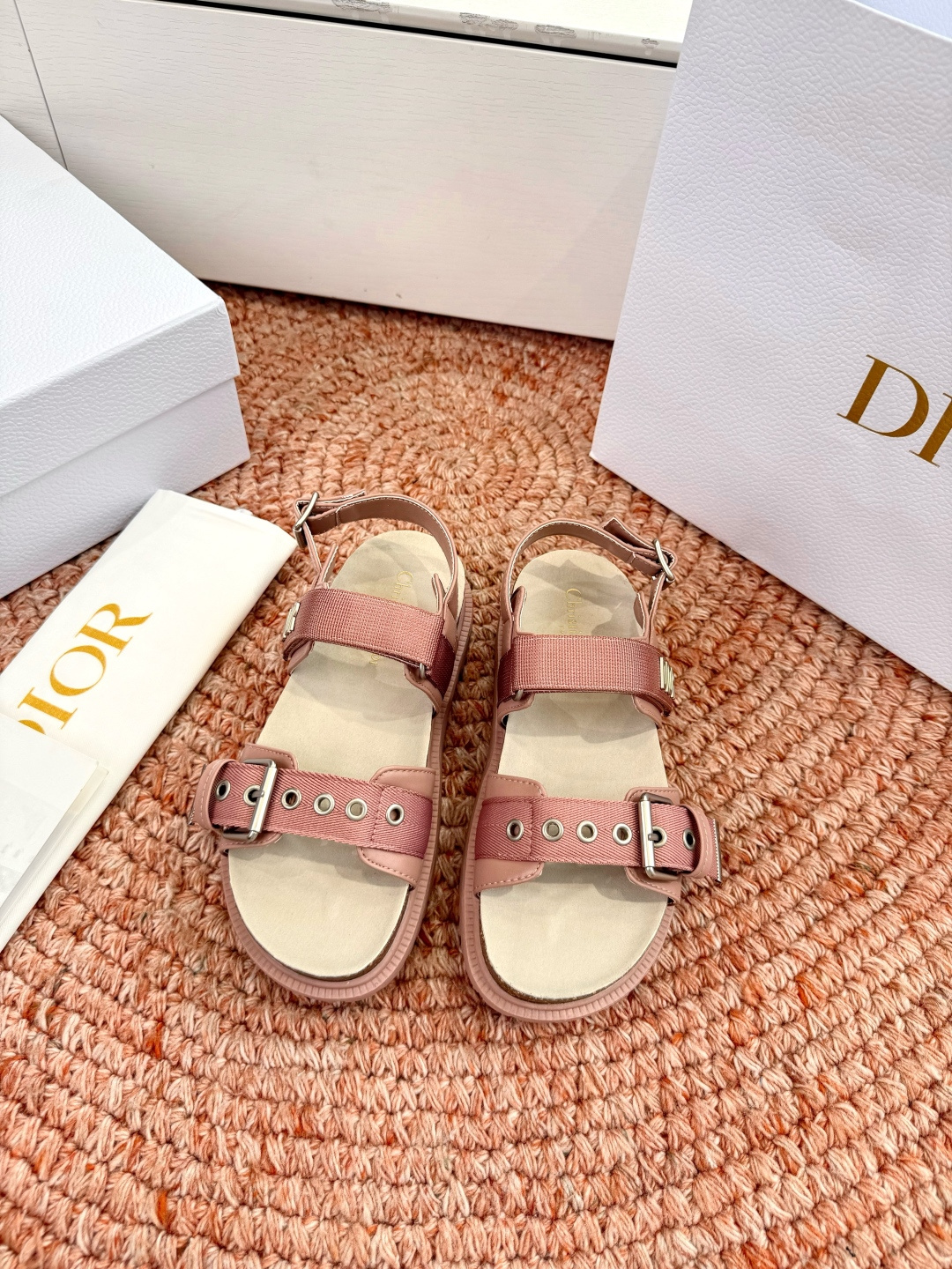 🌾代购级G133𝐃𝐢𝐎𝐑 迪奥2026早春新款凉鞋一眼就想要的凉鞋简单大方‘低调奢华！配上醒目的Chan