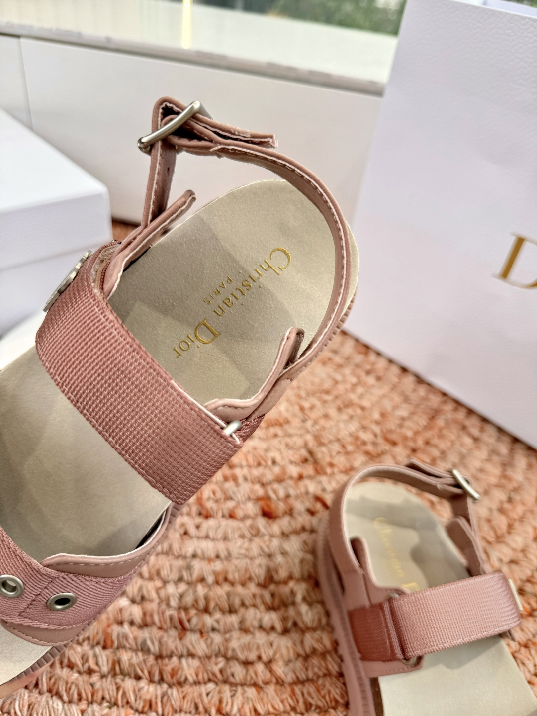 🌾代购级G133𝐃𝐢𝐎𝐑 迪奥2026早春新款凉鞋一眼就想要的凉鞋简单大方‘低调奢华！配上醒目的Chan