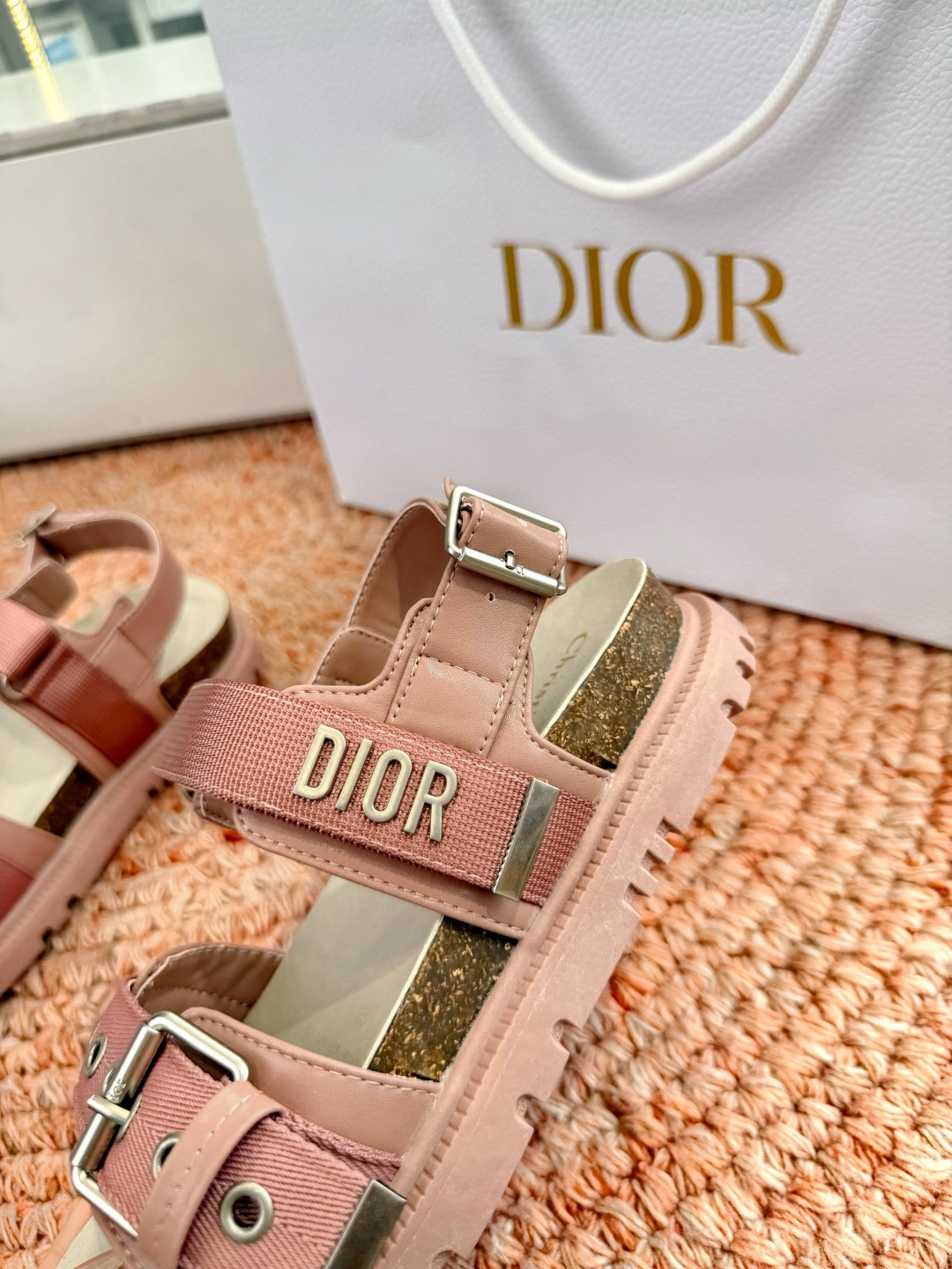 🌾代购级G133𝐃𝐢𝐎𝐑 迪奥2026早春新款凉鞋一眼就想要的凉鞋简单大方‘低调奢华！配上醒目的Chan