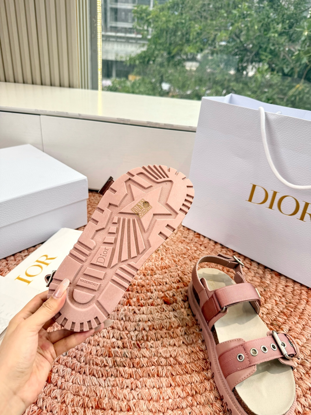 🌾代购级G133𝐃𝐢𝐎𝐑 迪奥2026早春新款凉鞋一眼就想要的凉鞋简单大方‘低调奢华！配上醒目的Chan