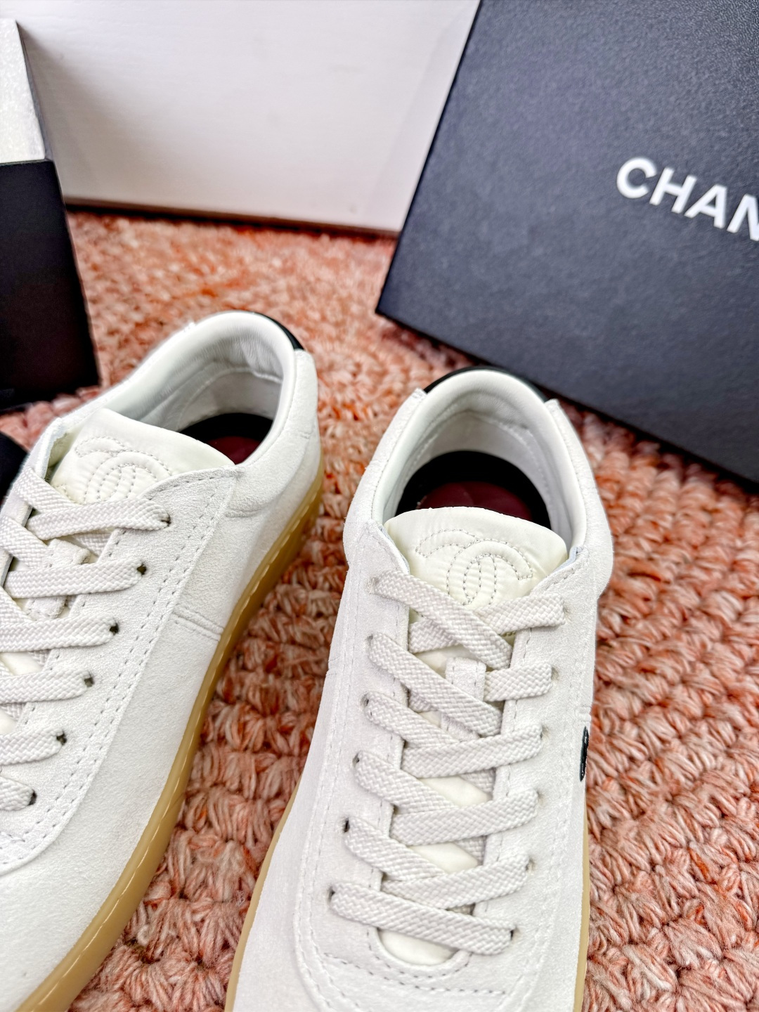 P🌾G059😀所见即所得CHANEL/香奈儿2026新款小香风麂皮圆头熊运动鞋时尚德训鞋休闲鞋面料：进口