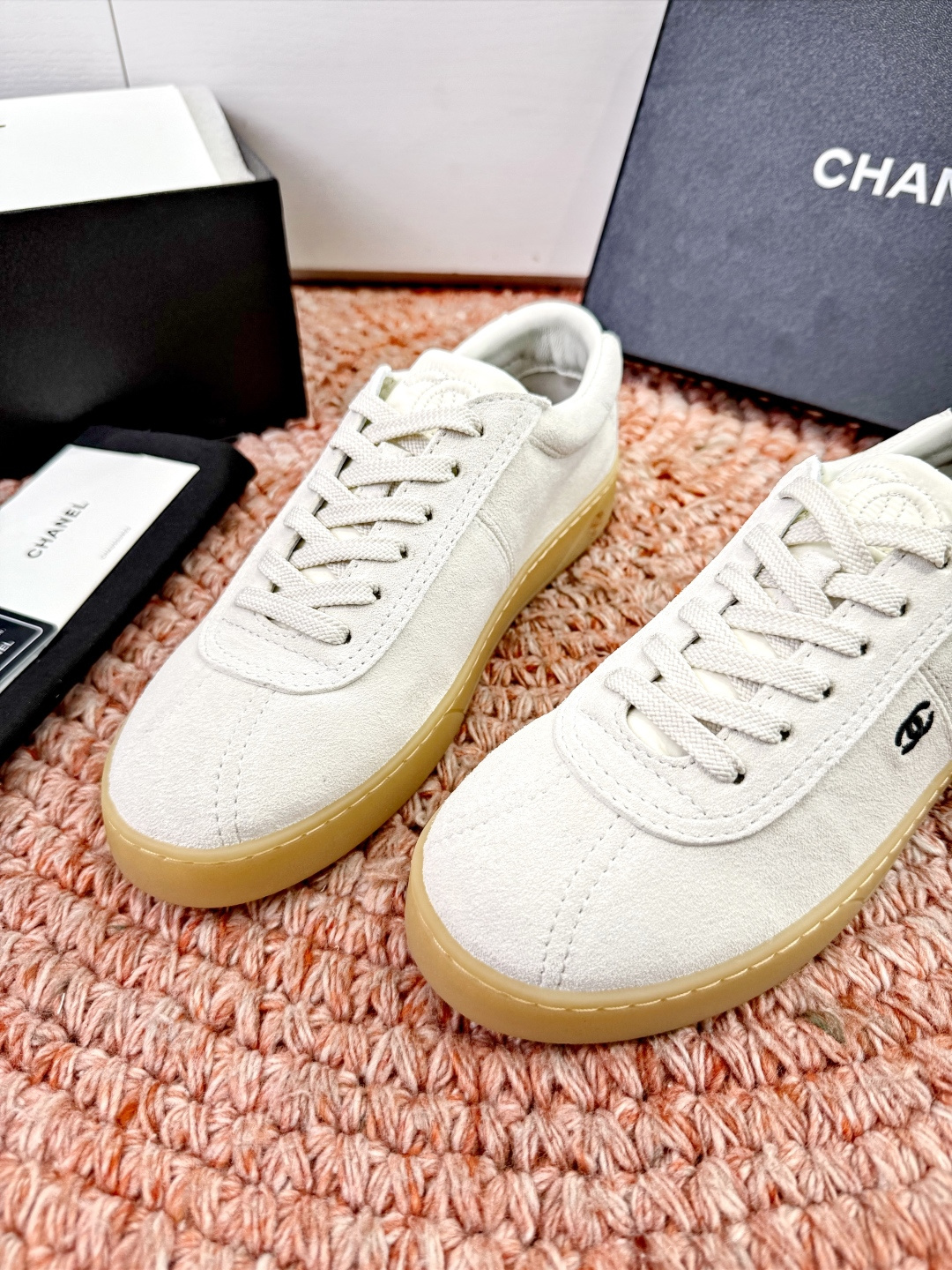 P🌾G059😀所见即所得CHANEL/香奈儿2026新款小香风麂皮圆头熊运动鞋时尚德训鞋休闲鞋面料：进口