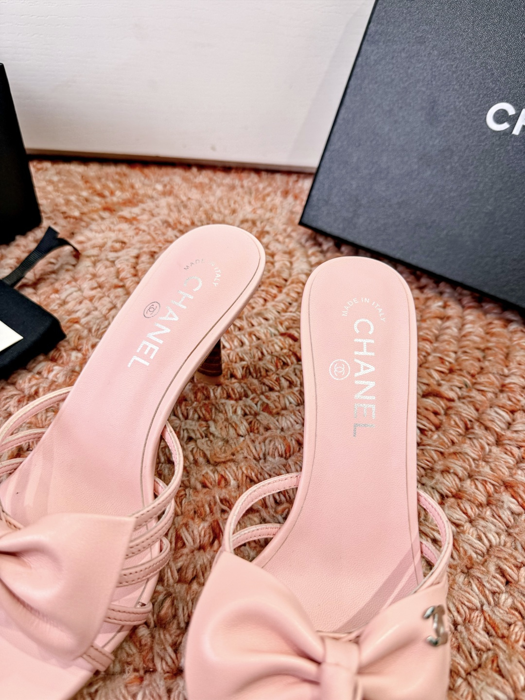 🌾G030😀顶级品质CHANE*｜小香2026走秀款猫跟蝴蝶结圆头高跟鞋凉鞋单鞋如果说季节有味道春夏应该