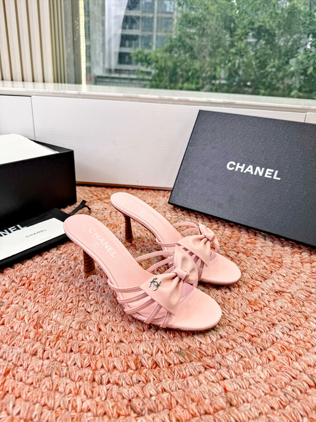 🌾G030😀顶级品质CHANE*｜小香2026走秀款猫跟蝴蝶结圆头高跟鞋凉鞋单鞋如果说季节有味道春夏应该