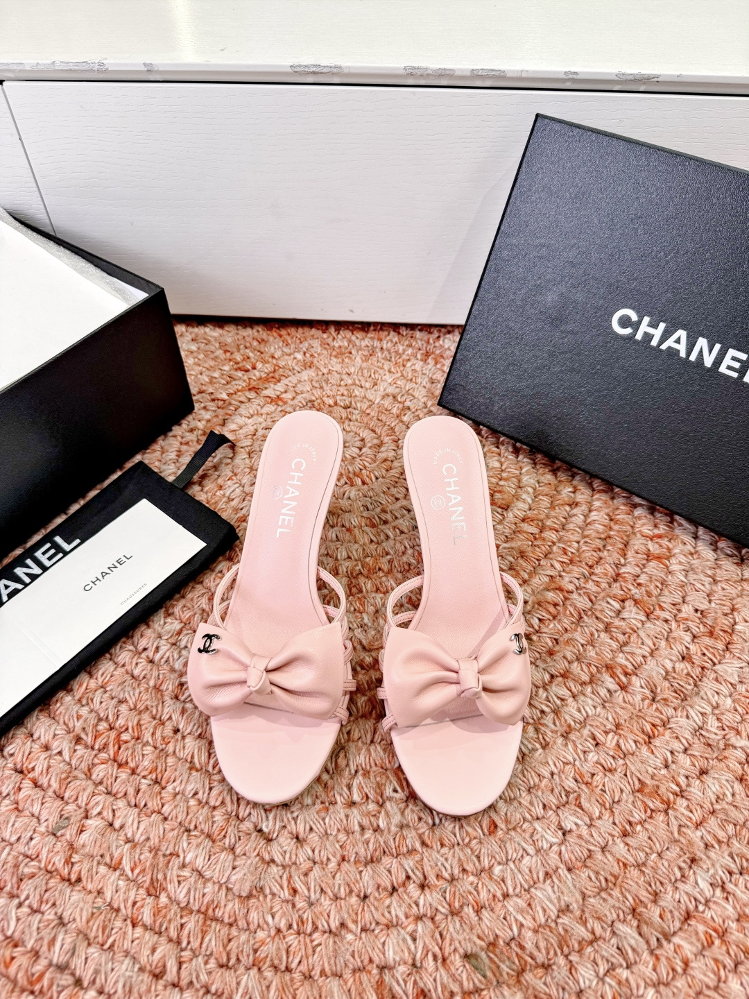 🌾G030😀顶级品质CHANE*｜小香2026走秀款猫跟蝴蝶结圆头高跟鞋凉鞋单鞋如果说季节有味道春夏应该