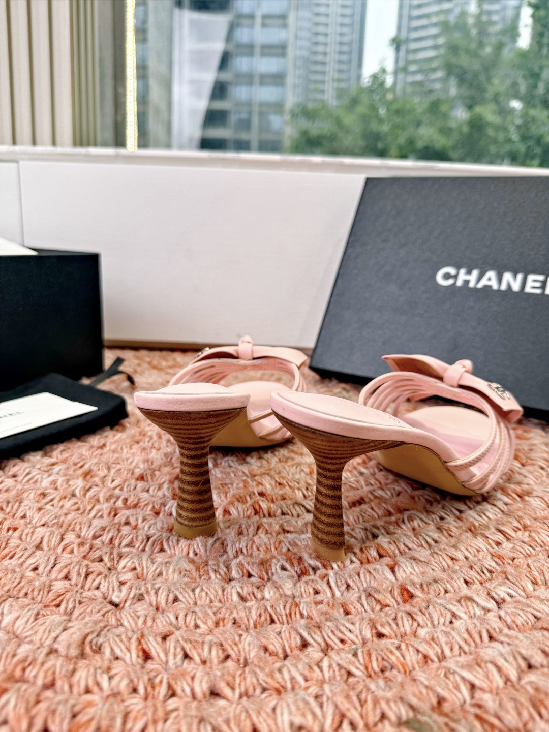 🌾G030😀顶级品质CHANE*｜小香2026走秀款猫跟蝴蝶结圆头高跟鞋凉鞋单鞋如果说季节有味道春夏应该