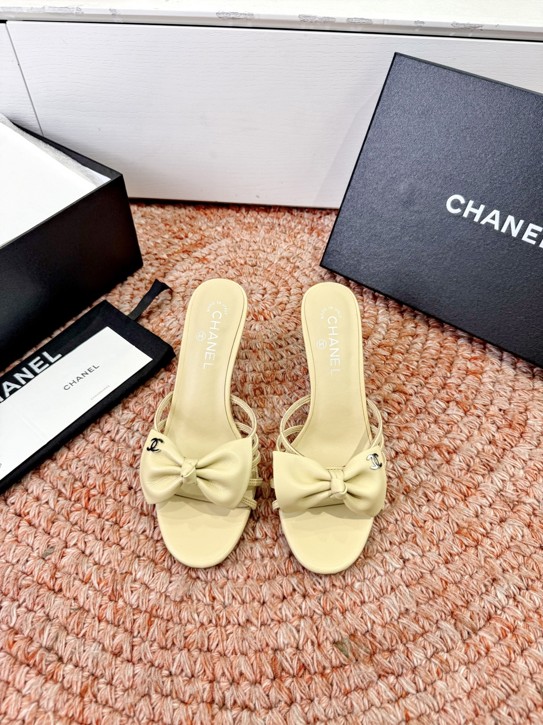 🌾G030😀顶级品质CHANE*｜小香2026走秀款猫跟蝴蝶结圆头高跟鞋凉鞋单鞋如果说季节有味道春夏应该