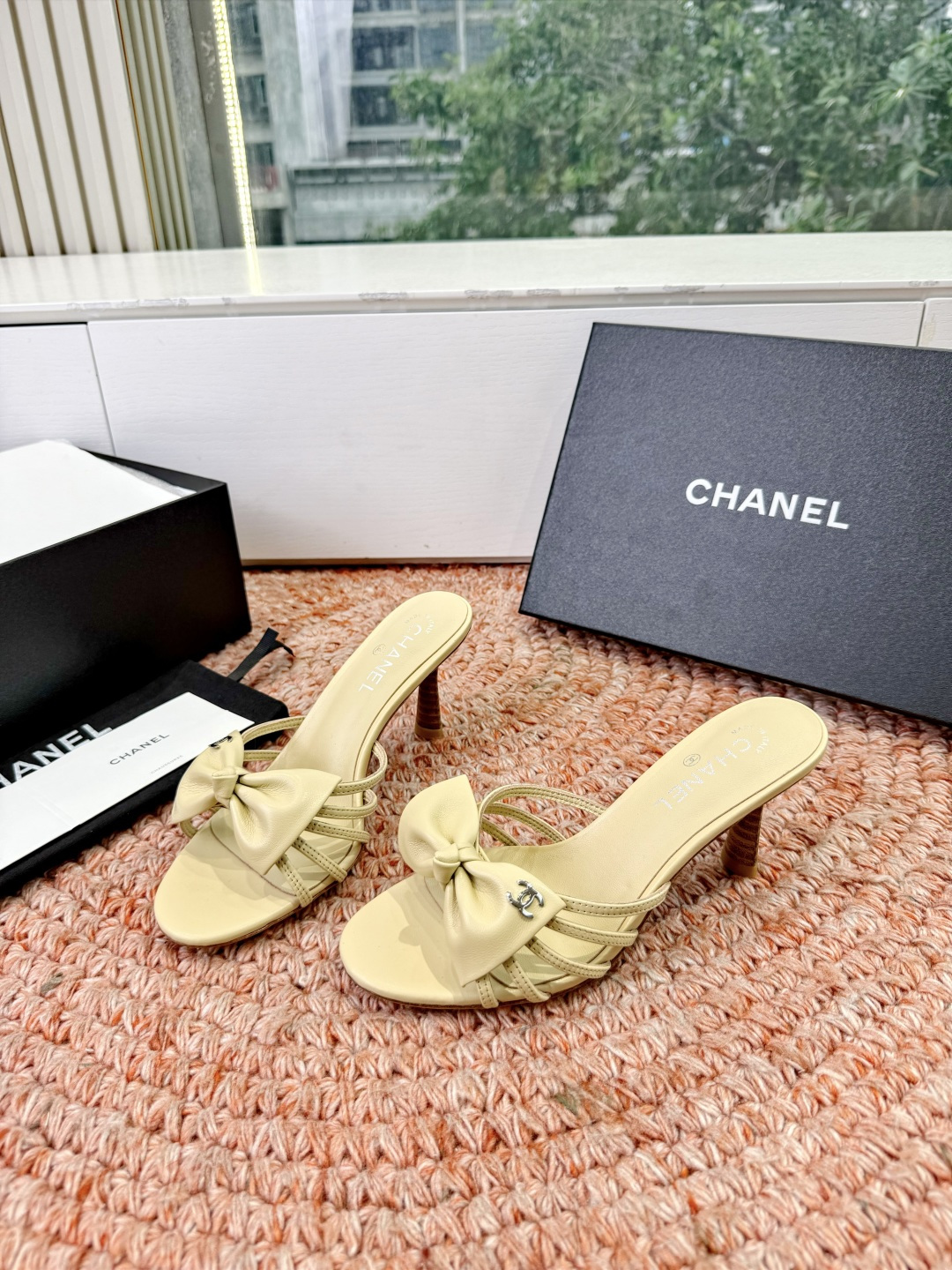 🌾G030😀顶级品质CHANE*｜小香2026走秀款猫跟蝴蝶结圆头高跟鞋凉鞋单鞋如果说季节有味道春夏应该