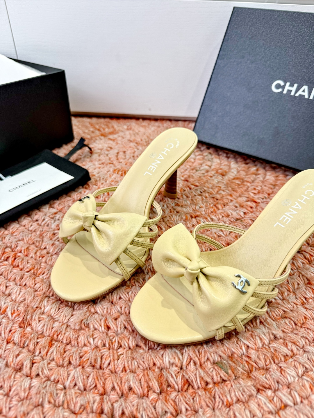 🌾G030😀顶级品质CHANE*｜小香2026走秀款猫跟蝴蝶结圆头高跟鞋凉鞋单鞋如果说季节有味道春夏应该