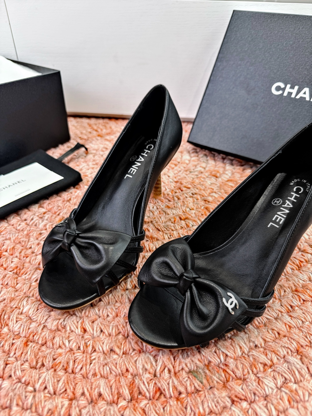 🌾G030😀顶级品质CHANE*｜小香2026走秀款猫跟蝴蝶结圆头高跟鞋凉鞋单鞋如果说季节有味道春夏应该