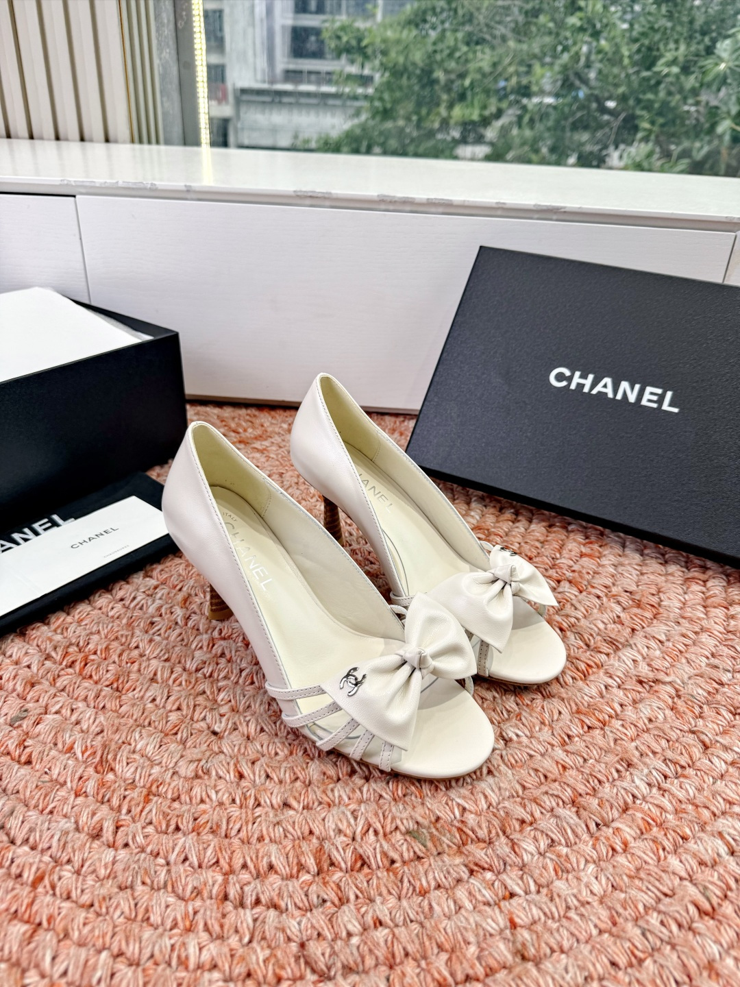🌾G030😀顶级品质CHANE*｜小香2026走秀款猫跟蝴蝶结圆头高跟鞋凉鞋单鞋如果说季节有味道春夏应该
