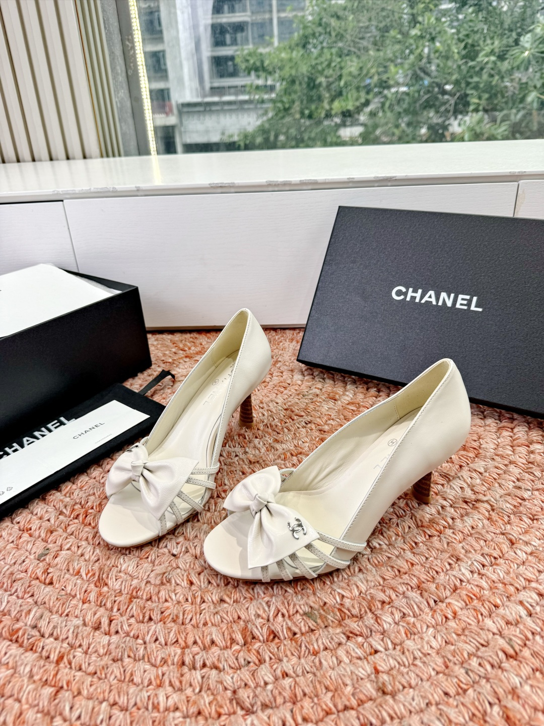 🌾G030😀顶级品质CHANE*｜小香2026走秀款猫跟蝴蝶结圆头高跟鞋凉鞋单鞋如果说季节有味道春夏应该