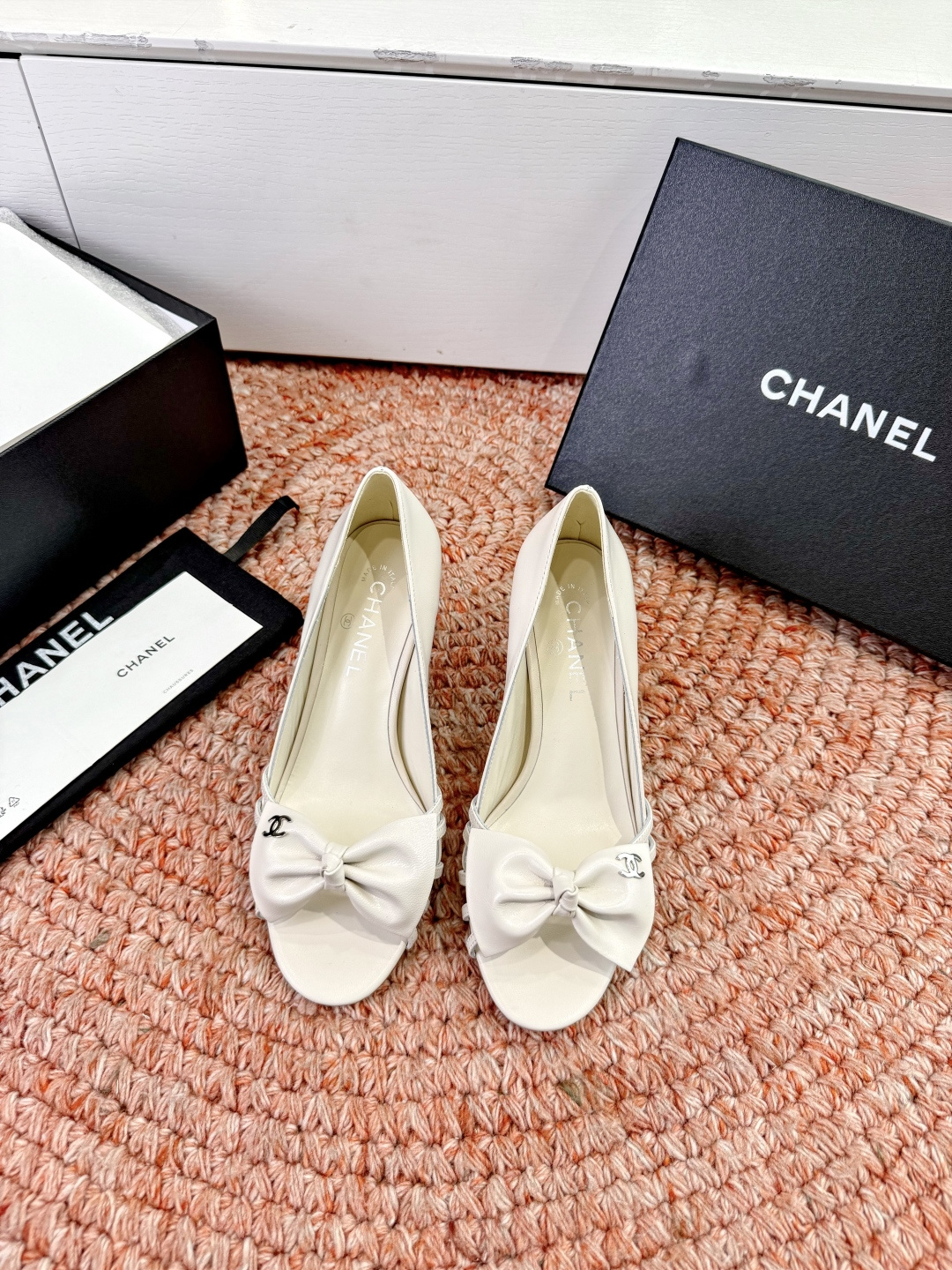 🌾G030😀顶级品质CHANE*｜小香2026走秀款猫跟蝴蝶结圆头高跟鞋凉鞋单鞋如果说季节有味道春夏应该