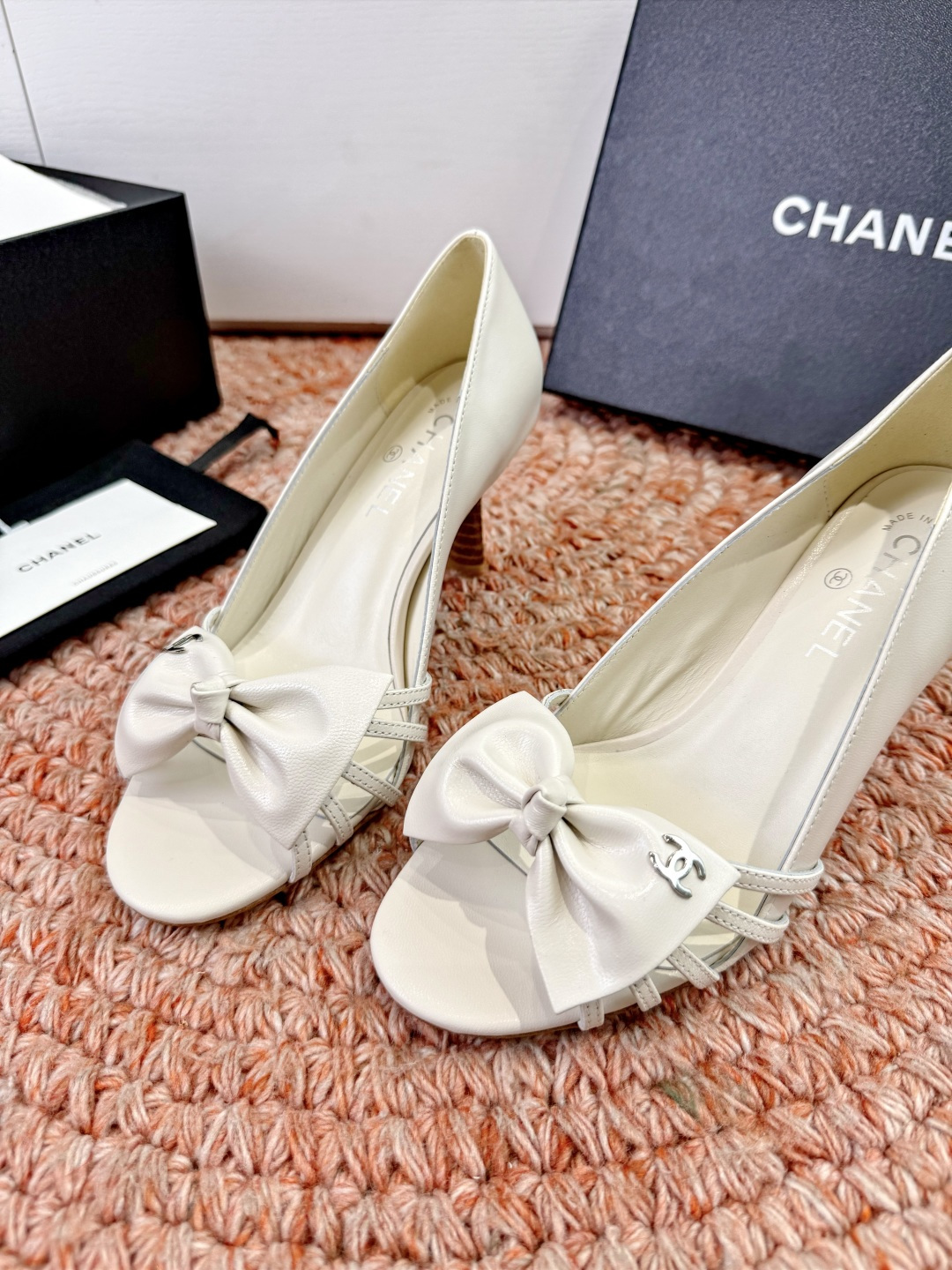 🌾G030😀顶级品质CHANE*｜小香2026走秀款猫跟蝴蝶结圆头高跟鞋凉鞋单鞋如果说季节有味道春夏应该