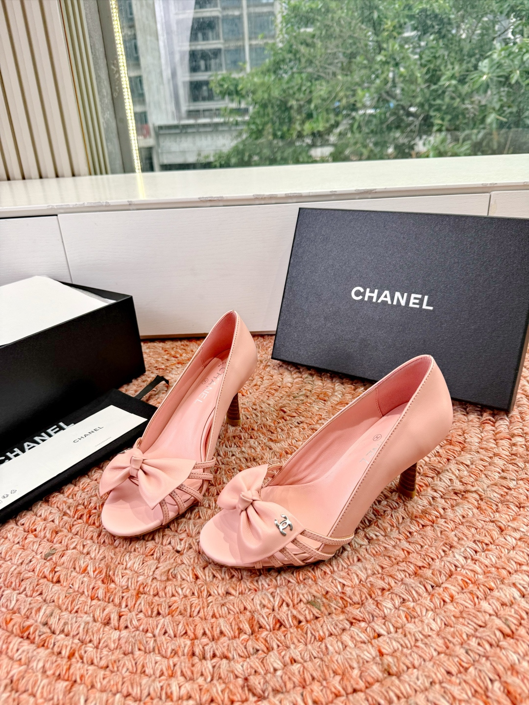 🌾G030😀顶级品质CHANE*｜小香2026走秀款猫跟蝴蝶结圆头高跟鞋凉鞋单鞋如果说季节有味道春夏应该