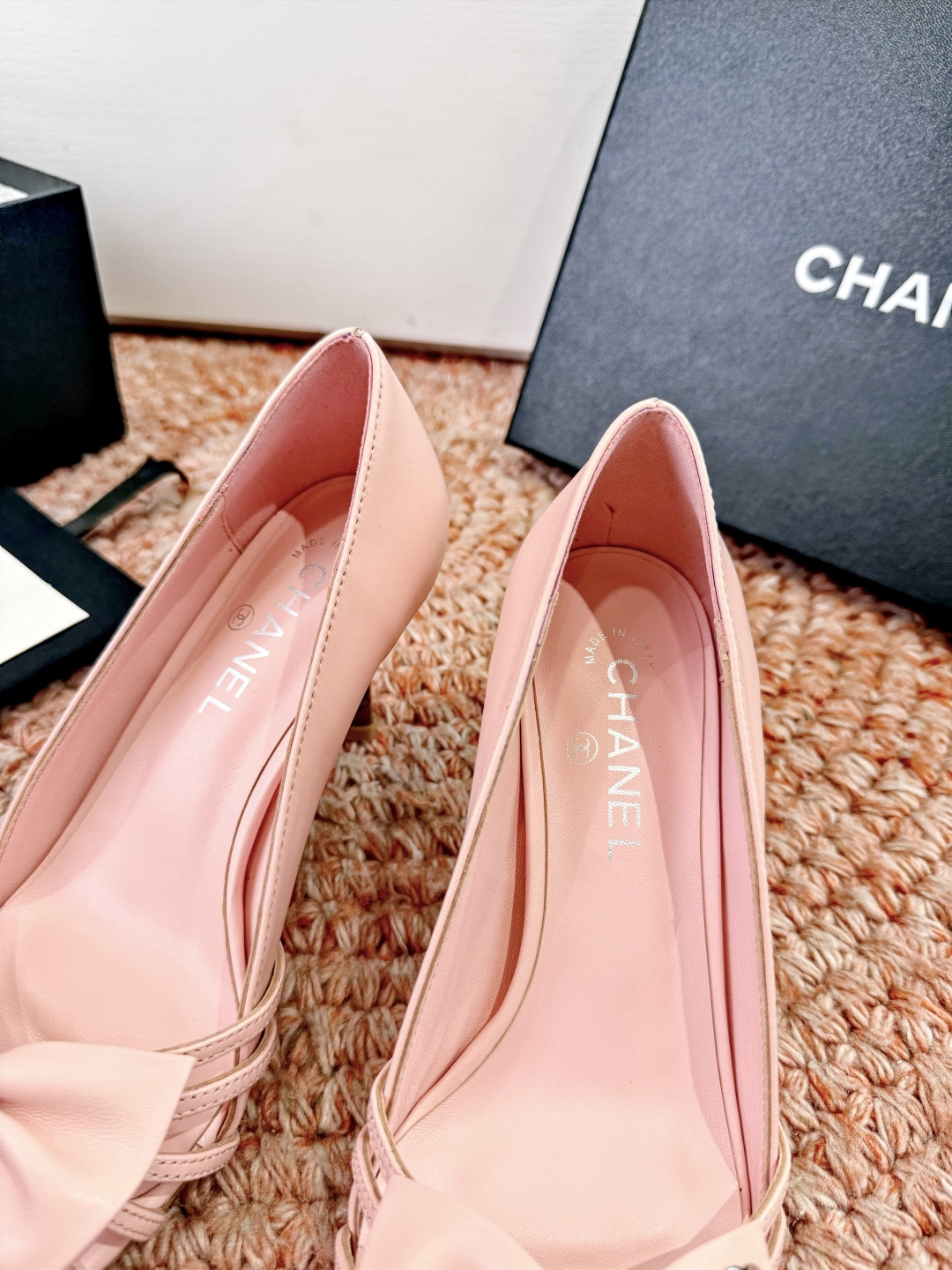 🌾G030😀顶级品质CHANE*｜小香2026走秀款猫跟蝴蝶结圆头高跟鞋凉鞋单鞋如果说季节有味道春夏应该