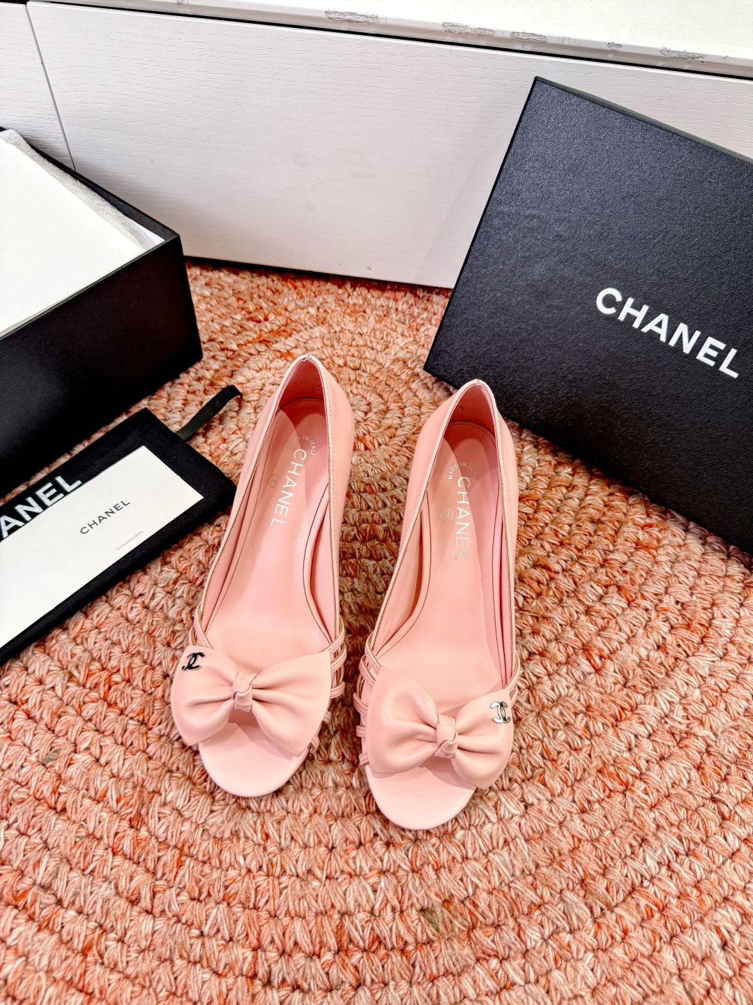 🌾G030😀顶级品质CHANE*｜小香2026走秀款猫跟蝴蝶结圆头高跟鞋凉鞋单鞋如果说季节有味道春夏应该