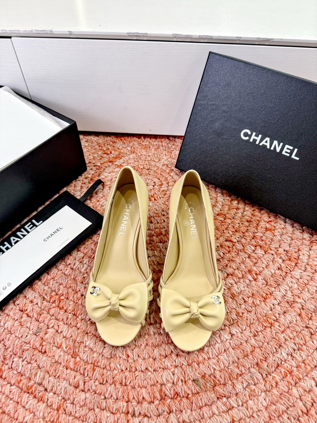 🌾G030😀顶级品质CHANE*｜小香2026走秀款猫跟蝴蝶结圆头高跟鞋凉鞋单鞋如果说季节有味道春夏应该