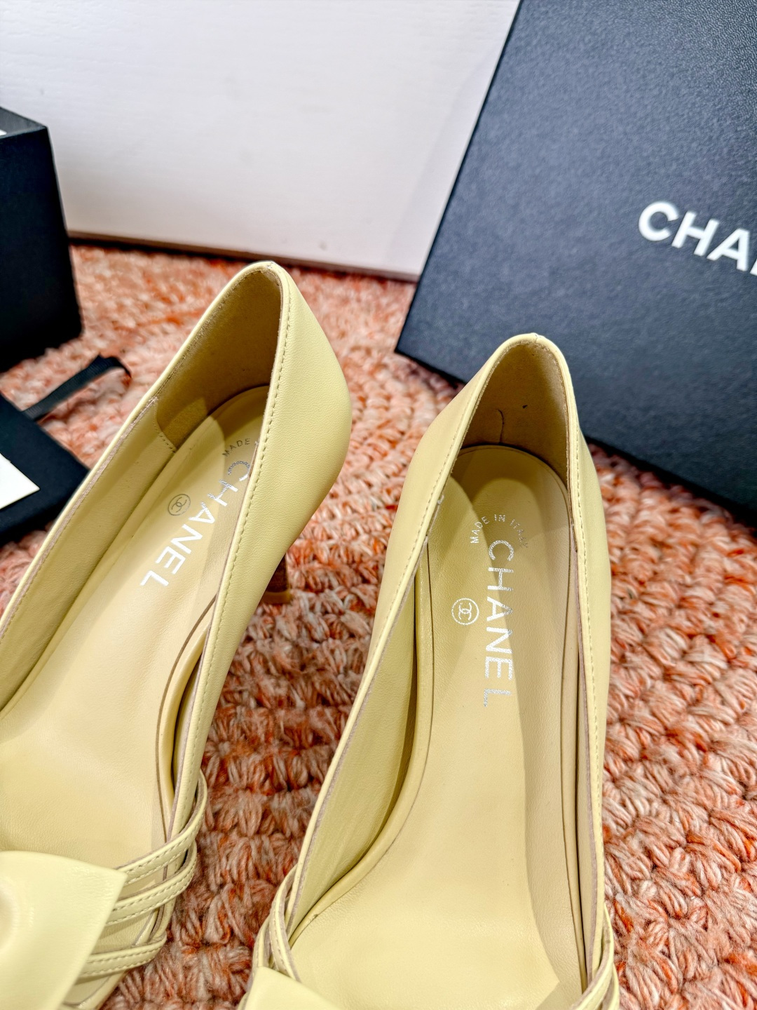 🌾G030😀顶级品质CHANE*｜小香2026走秀款猫跟蝴蝶结圆头高跟鞋凉鞋单鞋如果说季节有味道春夏应该