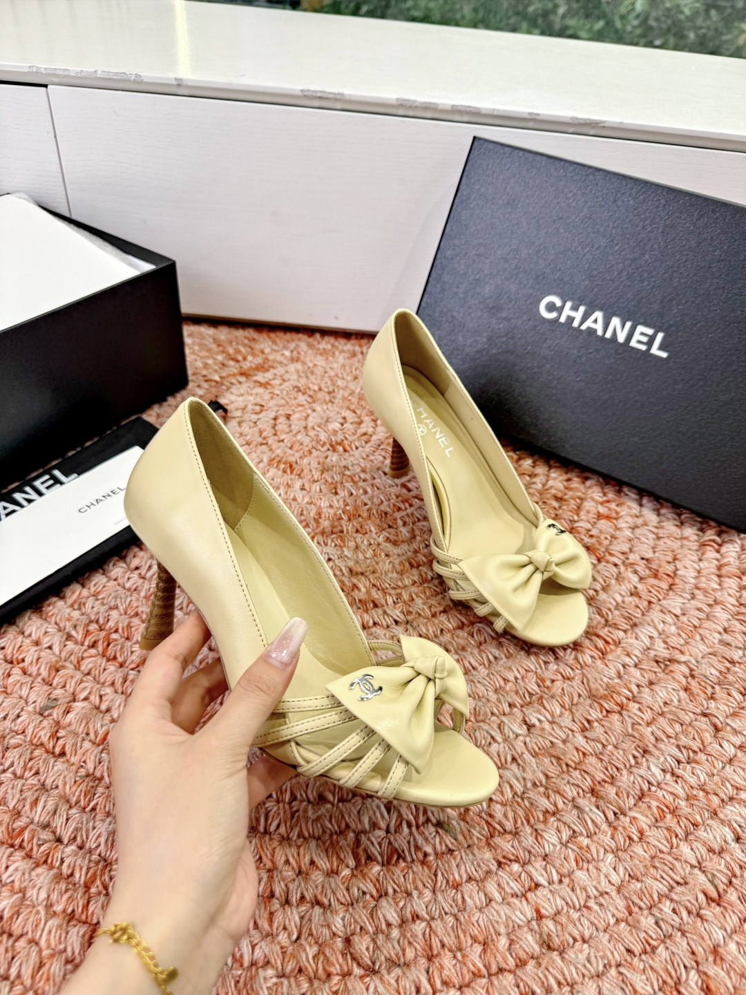 🌾G030😀顶级品质CHANE*｜小香2026走秀款猫跟蝴蝶结圆头高跟鞋凉鞋单鞋如果说季节有味道春夏应该
