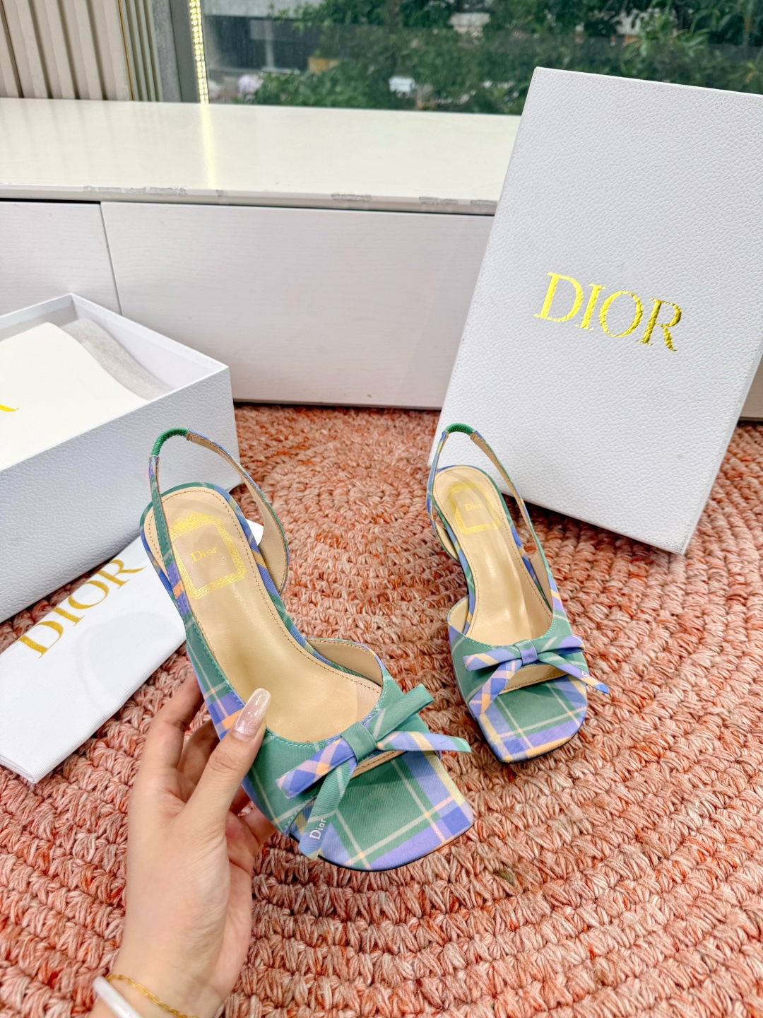 🌾G06顶级品质Dior/迪奥26WF早春新蝴蝶结猫跟凉鞋标志性金属D字扣缀于鞋头侧畔哑光鎏金质感低调夺