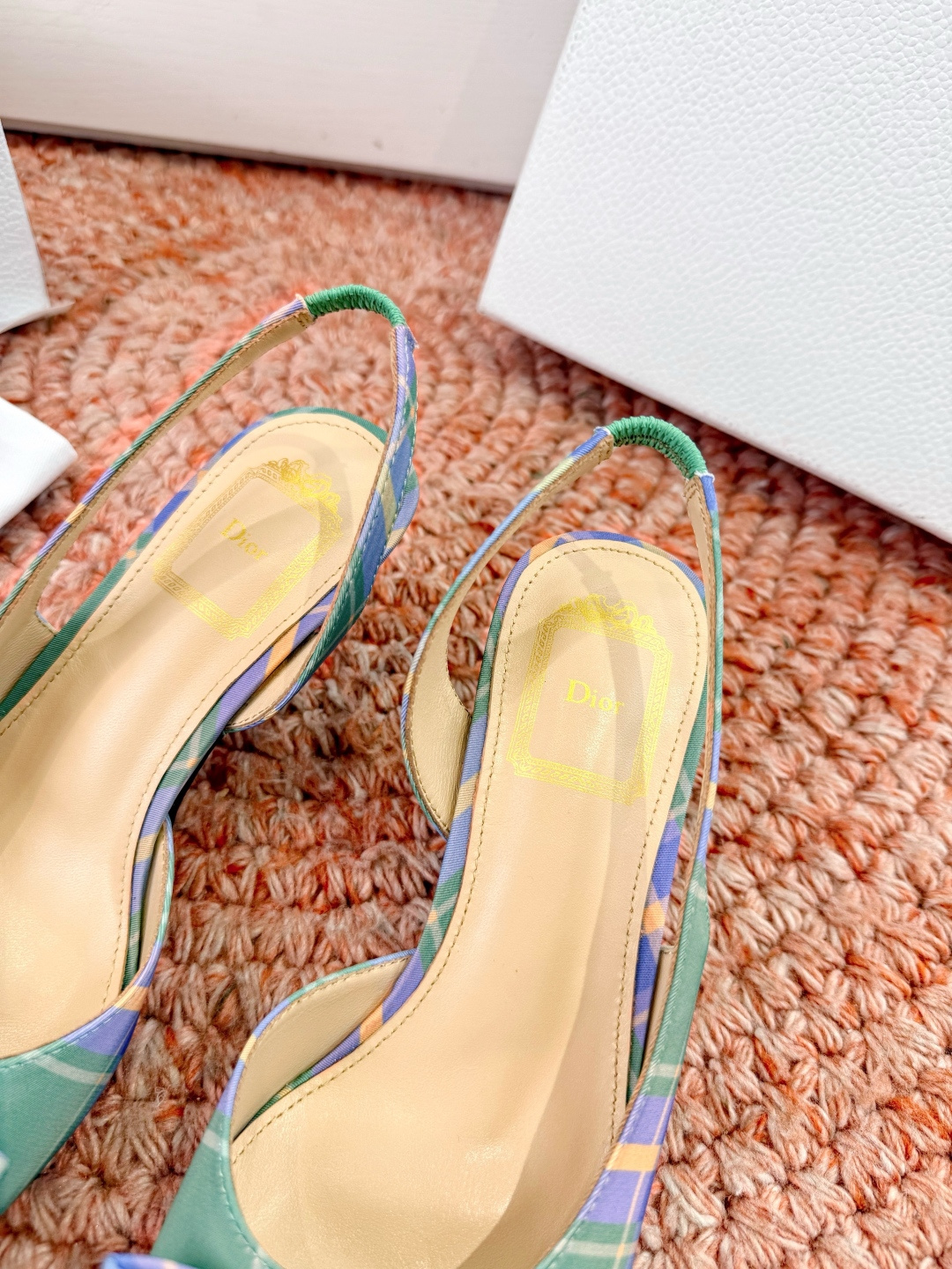 🌾G06顶级品质Dior/迪奥26WF早春新蝴蝶结猫跟凉鞋标志性金属D字扣缀于鞋头侧畔哑光鎏金质感低调夺