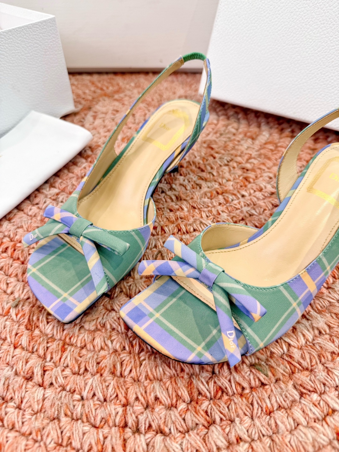 🌾G06顶级品质Dior/迪奥26WF早春新蝴蝶结猫跟凉鞋标志性金属D字扣缀于鞋头侧畔哑光鎏金质感低调夺