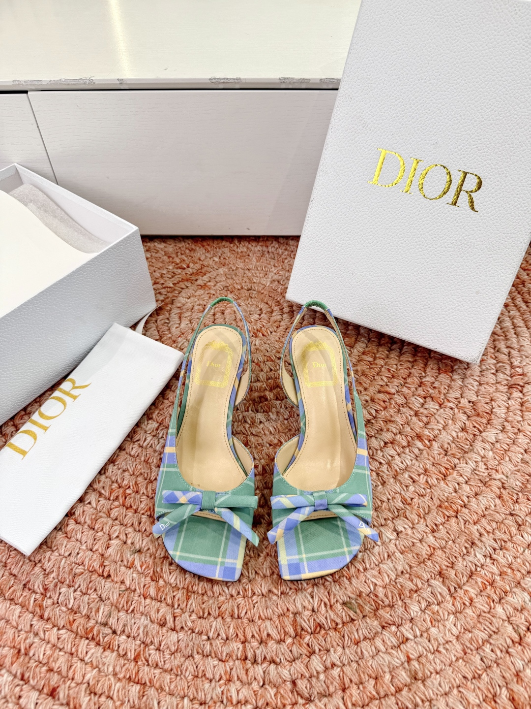 🌾G06顶级品质Dior/迪奥26WF早春新蝴蝶结猫跟凉鞋标志性金属D字扣缀于鞋头侧畔哑光鎏金质感低调夺