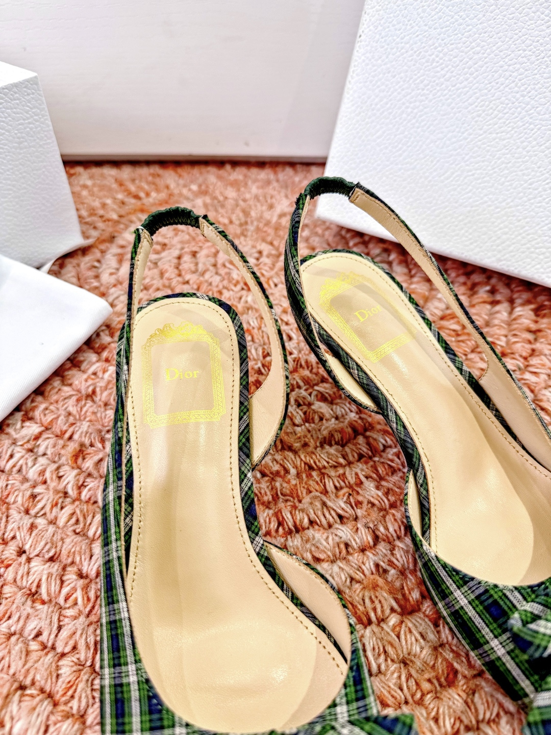 🌾G06顶级品质Dior/迪奥26WF早春新蝴蝶结猫跟凉鞋标志性金属D字扣缀于鞋头侧畔哑光鎏金质感低调夺