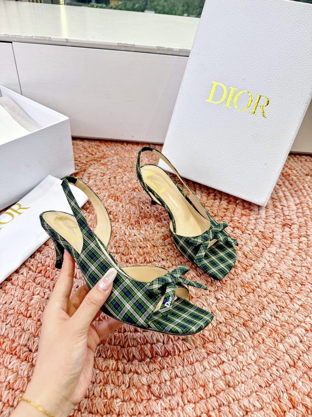 🌾G06顶级品质Dior/迪奥26WF早春新蝴蝶结猫跟凉鞋标志性金属D字扣缀于鞋头侧畔哑光鎏金质感低调夺