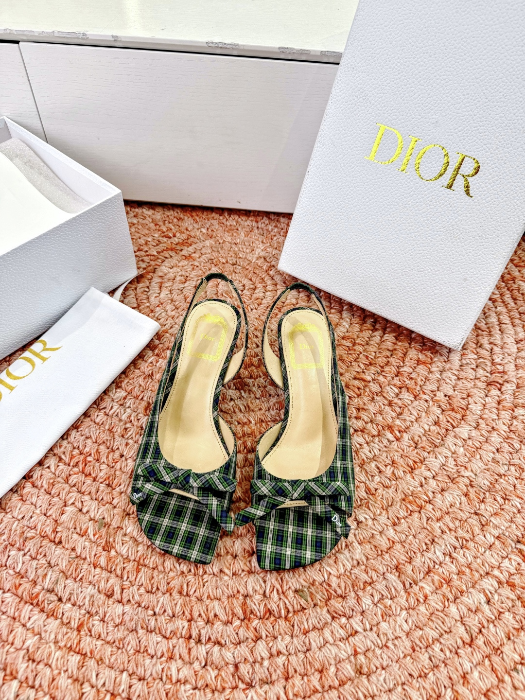 🌾G06顶级品质Dior/迪奥26WF早春新蝴蝶结猫跟凉鞋标志性金属D字扣缀于鞋头侧畔哑光鎏金质感低调夺