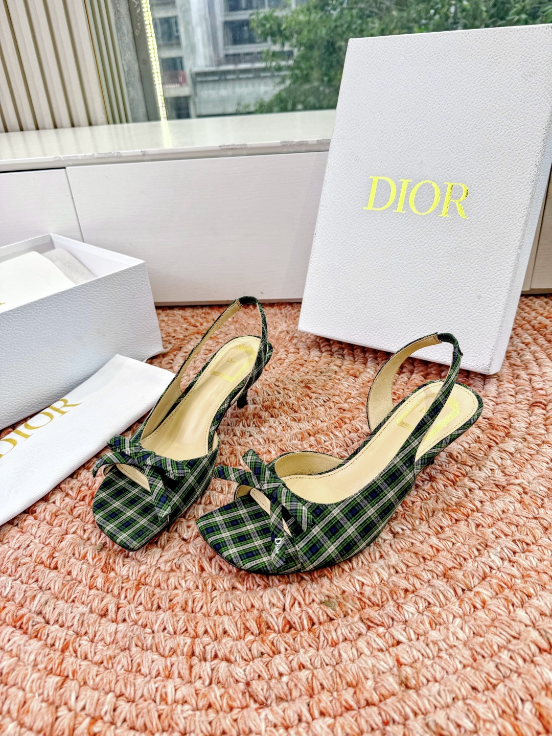 🌾G06顶级品质Dior/迪奥26WF早春新蝴蝶结猫跟凉鞋标志性金属D字扣缀于鞋头侧畔哑光鎏金质感低调夺