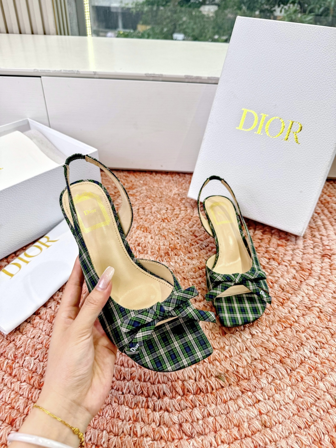 🌾G06顶级品质Dior/迪奥26WF早春新蝴蝶结猫跟凉鞋标志性金属D字扣缀于鞋头侧畔哑光鎏金质感低调夺
