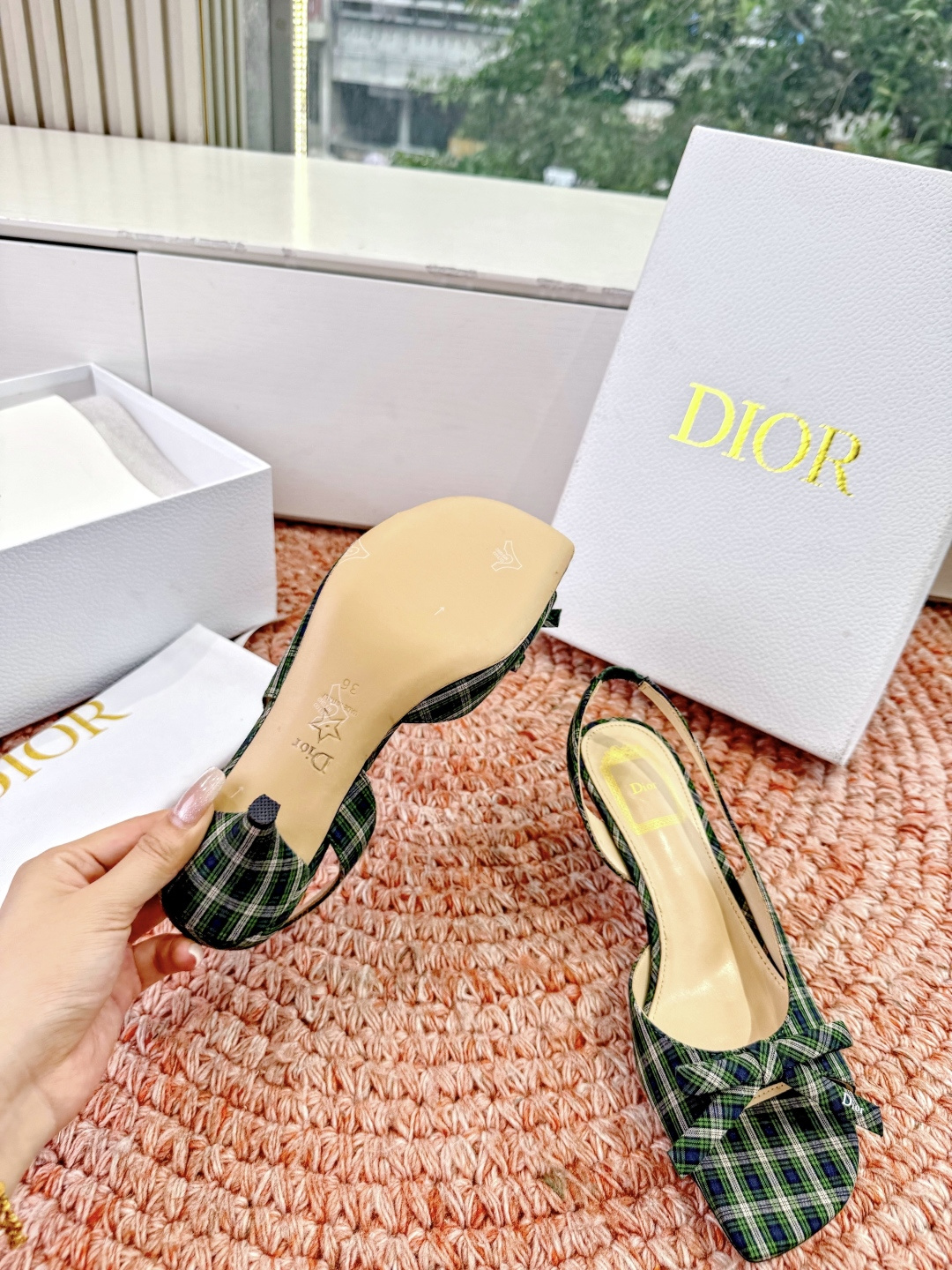 🌾G06顶级品质Dior/迪奥26WF早春新蝴蝶结猫跟凉鞋标志性金属D字扣缀于鞋头侧畔哑光鎏金质感低调夺