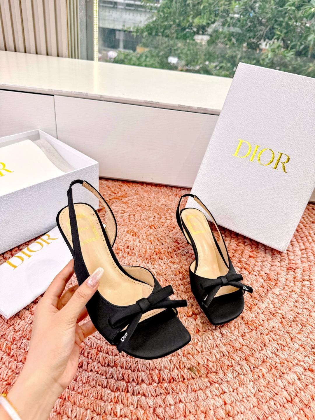 🌾G06顶级品质Dior/迪奥26WF早春新蝴蝶结猫跟凉鞋标志性金属D字扣缀于鞋头侧畔哑光鎏金质感低调夺