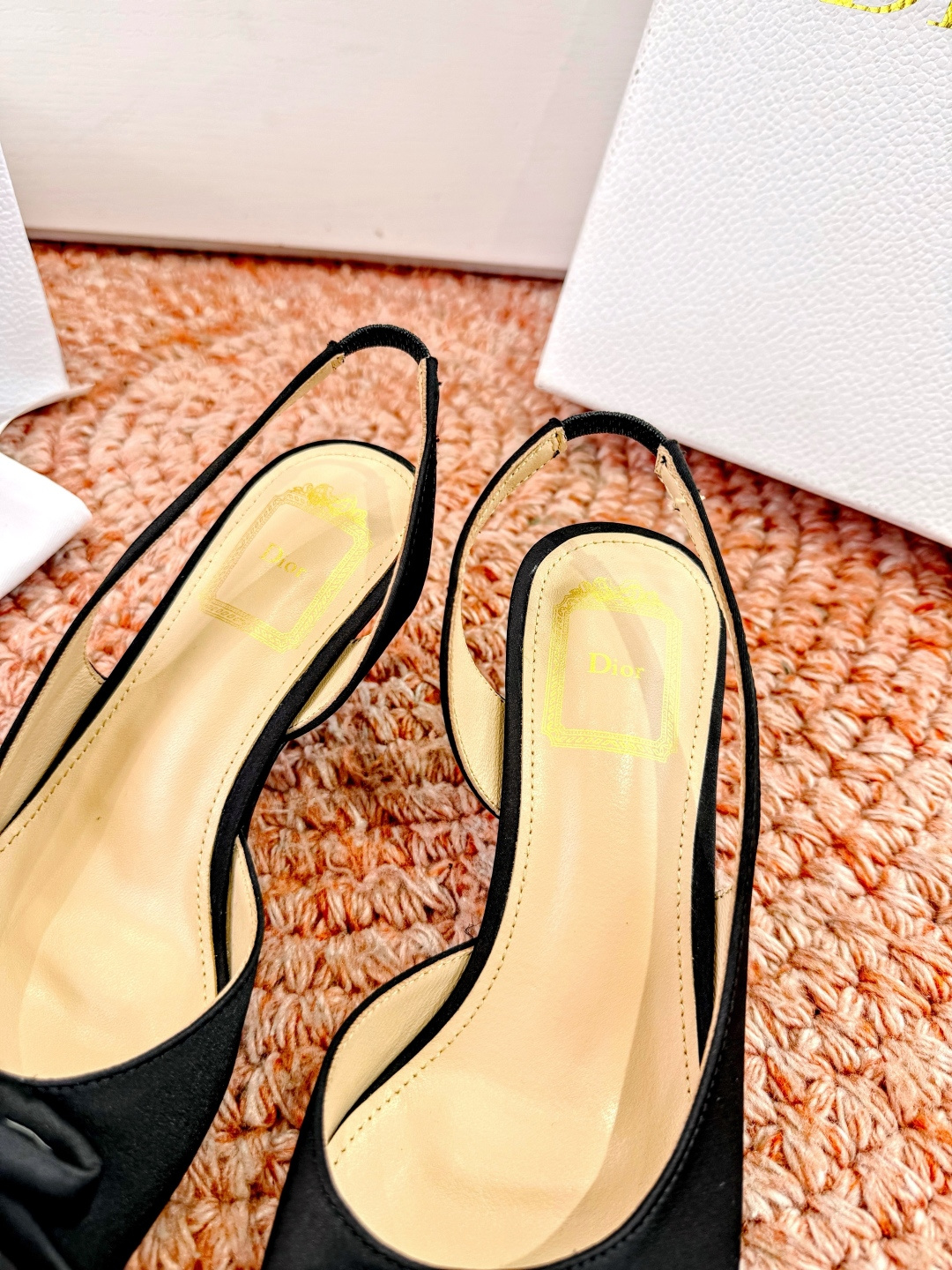 🌾G06顶级品质Dior/迪奥26WF早春新蝴蝶结猫跟凉鞋标志性金属D字扣缀于鞋头侧畔哑光鎏金质感低调夺