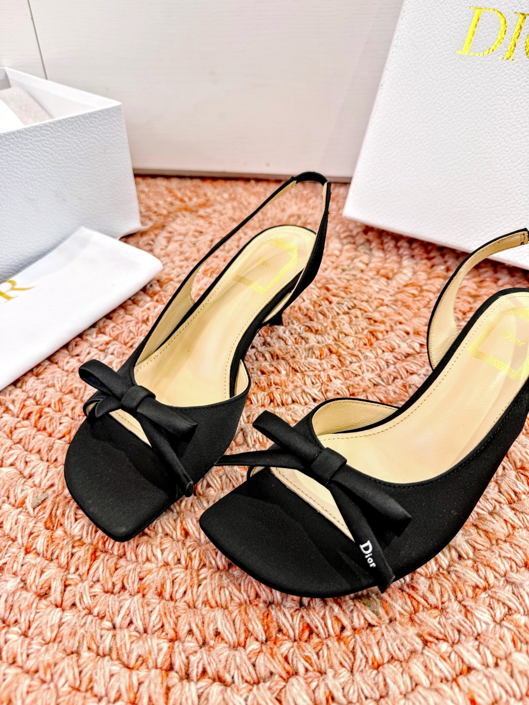 🌾G06顶级品质Dior/迪奥26WF早春新蝴蝶结猫跟凉鞋标志性金属D字扣缀于鞋头侧畔哑光鎏金质感低调夺