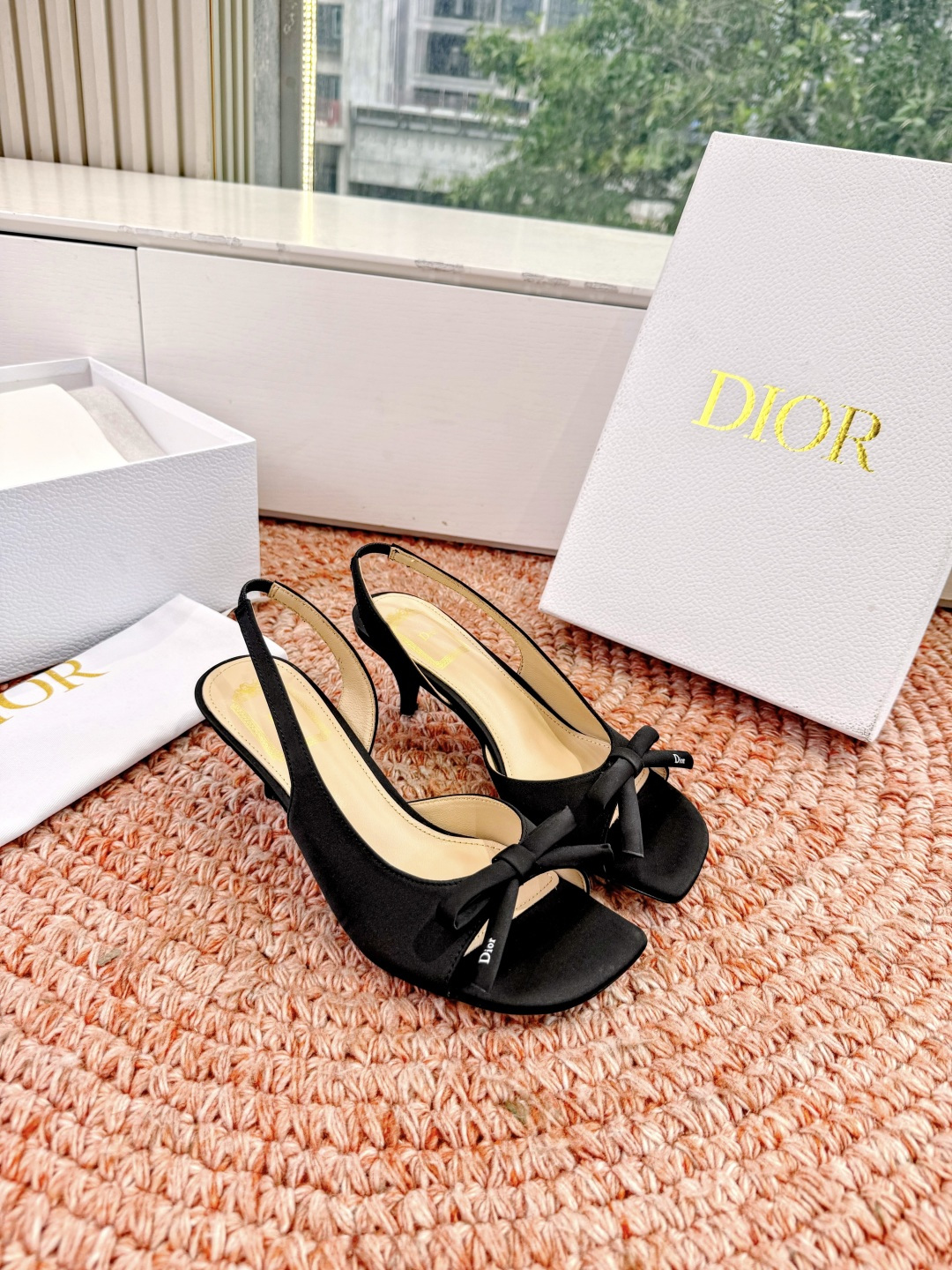 🌾G06顶级品质Dior/迪奥26WF早春新蝴蝶结猫跟凉鞋标志性金属D字扣缀于鞋头侧畔哑光鎏金质感低调夺