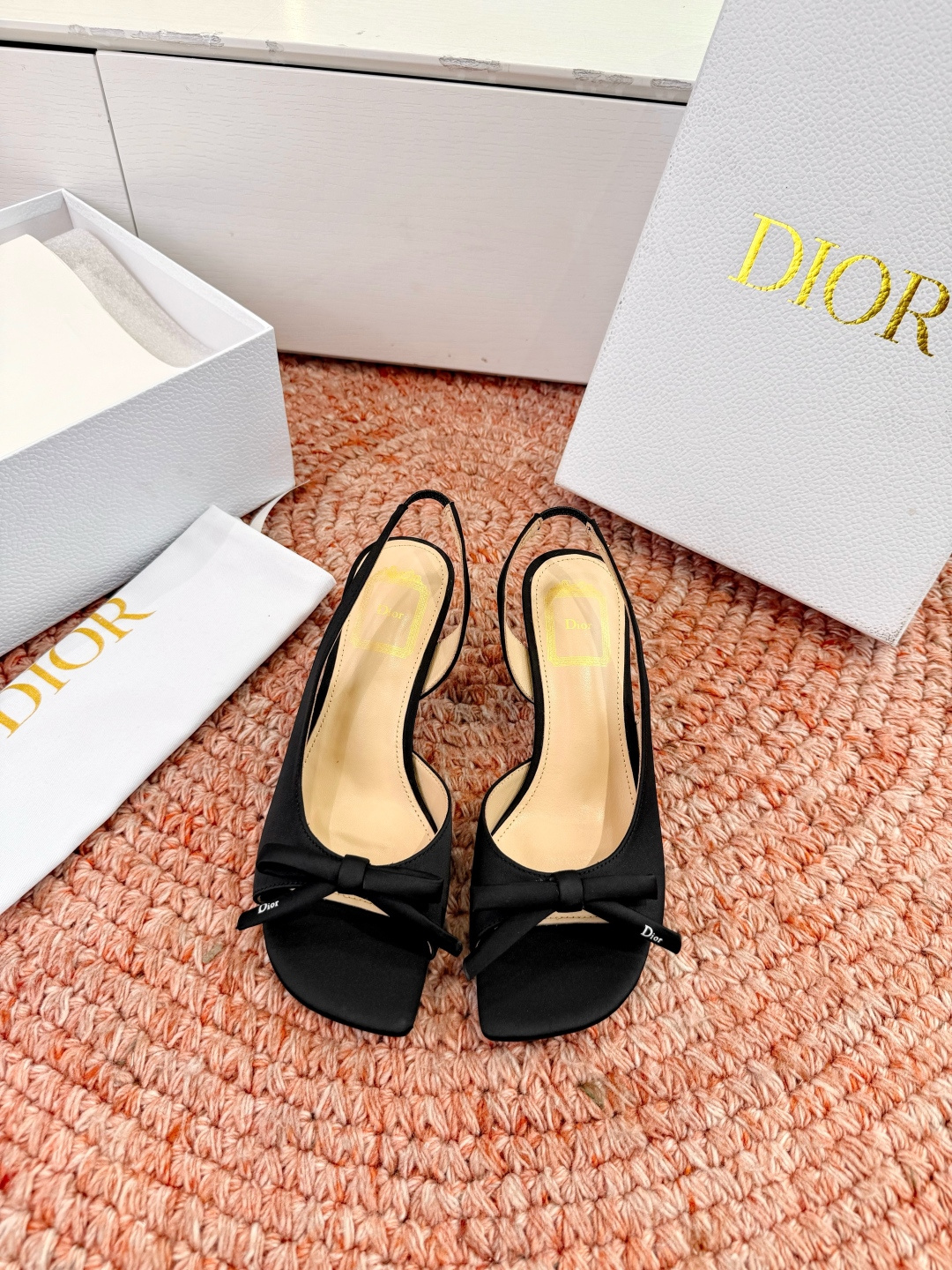 🌾G06顶级品质Dior/迪奥26WF早春新蝴蝶结猫跟凉鞋标志性金属D字扣缀于鞋头侧畔哑光鎏金质感低调夺