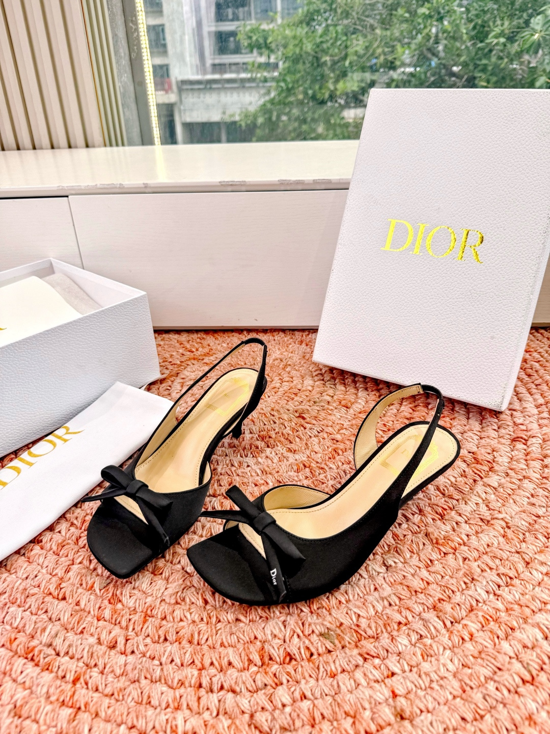 🌾G06顶级品质Dior/迪奥26WF早春新蝴蝶结猫跟凉鞋标志性金属D字扣缀于鞋头侧畔哑光鎏金质感低调夺