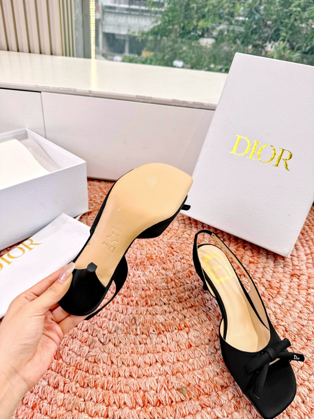 🌾G06顶级品质Dior/迪奥26WF早春新蝴蝶结猫跟凉鞋标志性金属D字扣缀于鞋头侧畔哑光鎏金质感低调夺
