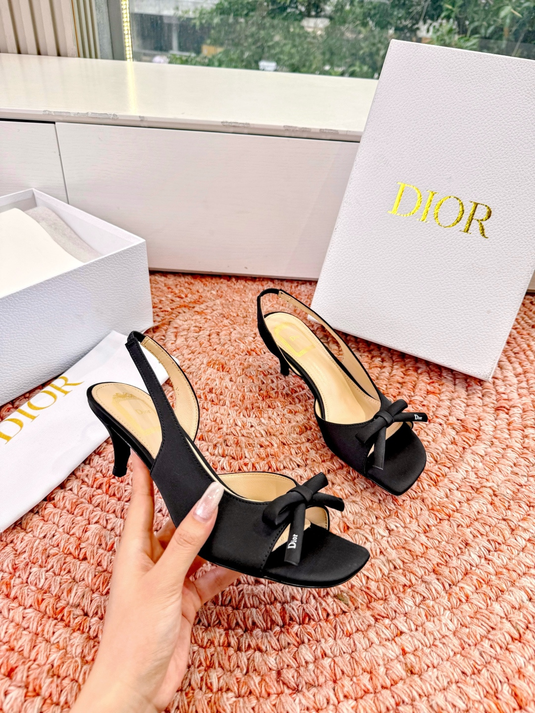 🌾G06顶级品质Dior/迪奥26WF早春新蝴蝶结猫跟凉鞋标志性金属D字扣缀于鞋头侧畔哑光鎏金质感低调夺