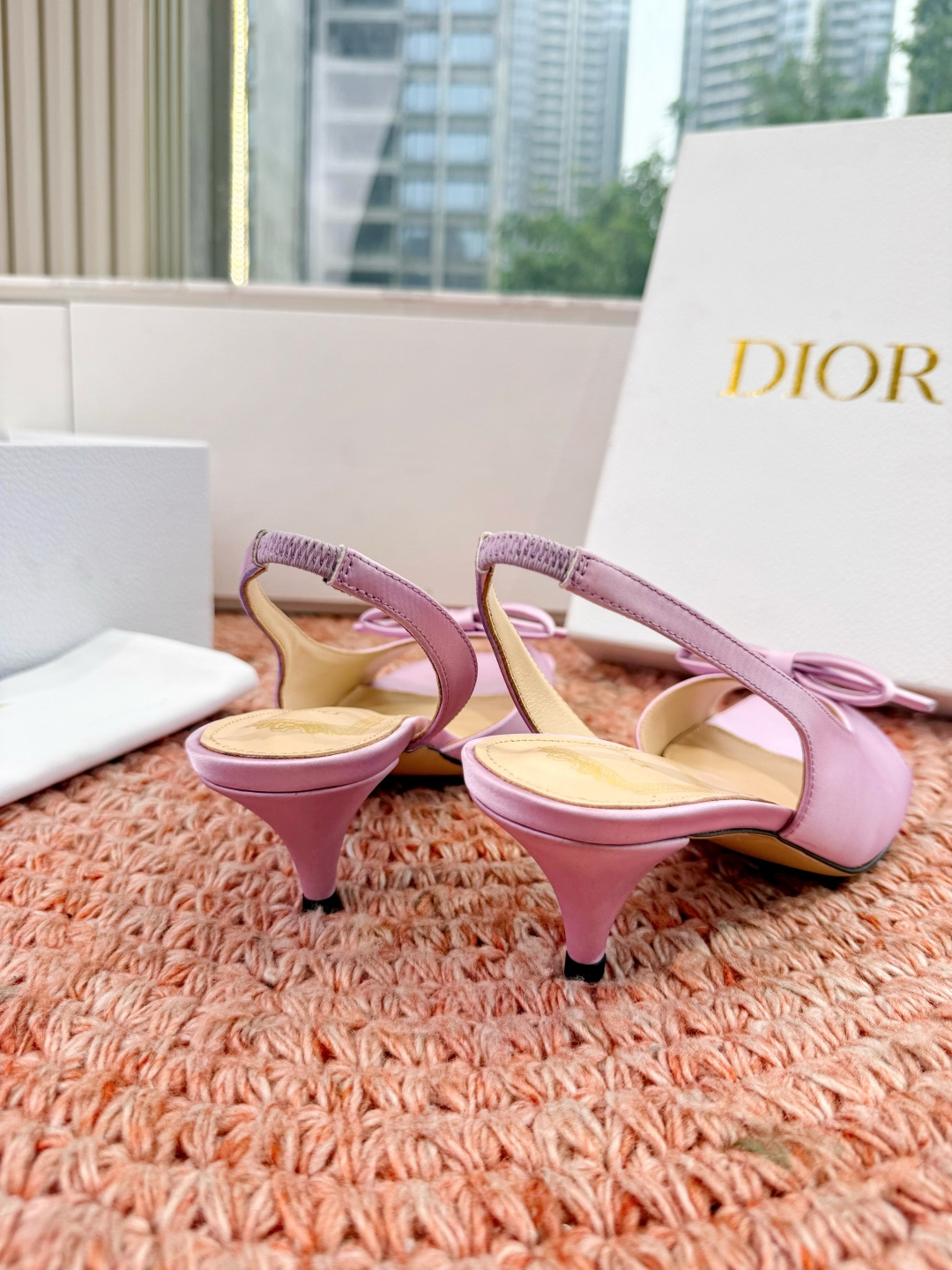 🌾G06顶级品质Dior/迪奥26WF早春新蝴蝶结猫跟凉鞋标志性金属D字扣缀于鞋头侧畔哑光鎏金质感低调夺