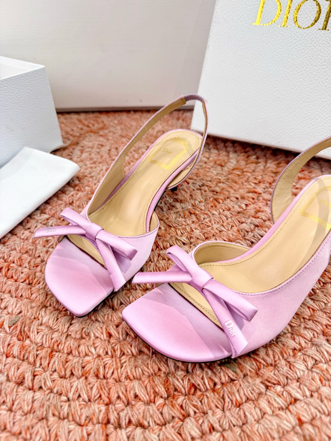 🌾G06顶级品质Dior/迪奥26WF早春新蝴蝶结猫跟凉鞋标志性金属D字扣缀于鞋头侧畔哑光鎏金质感低调夺