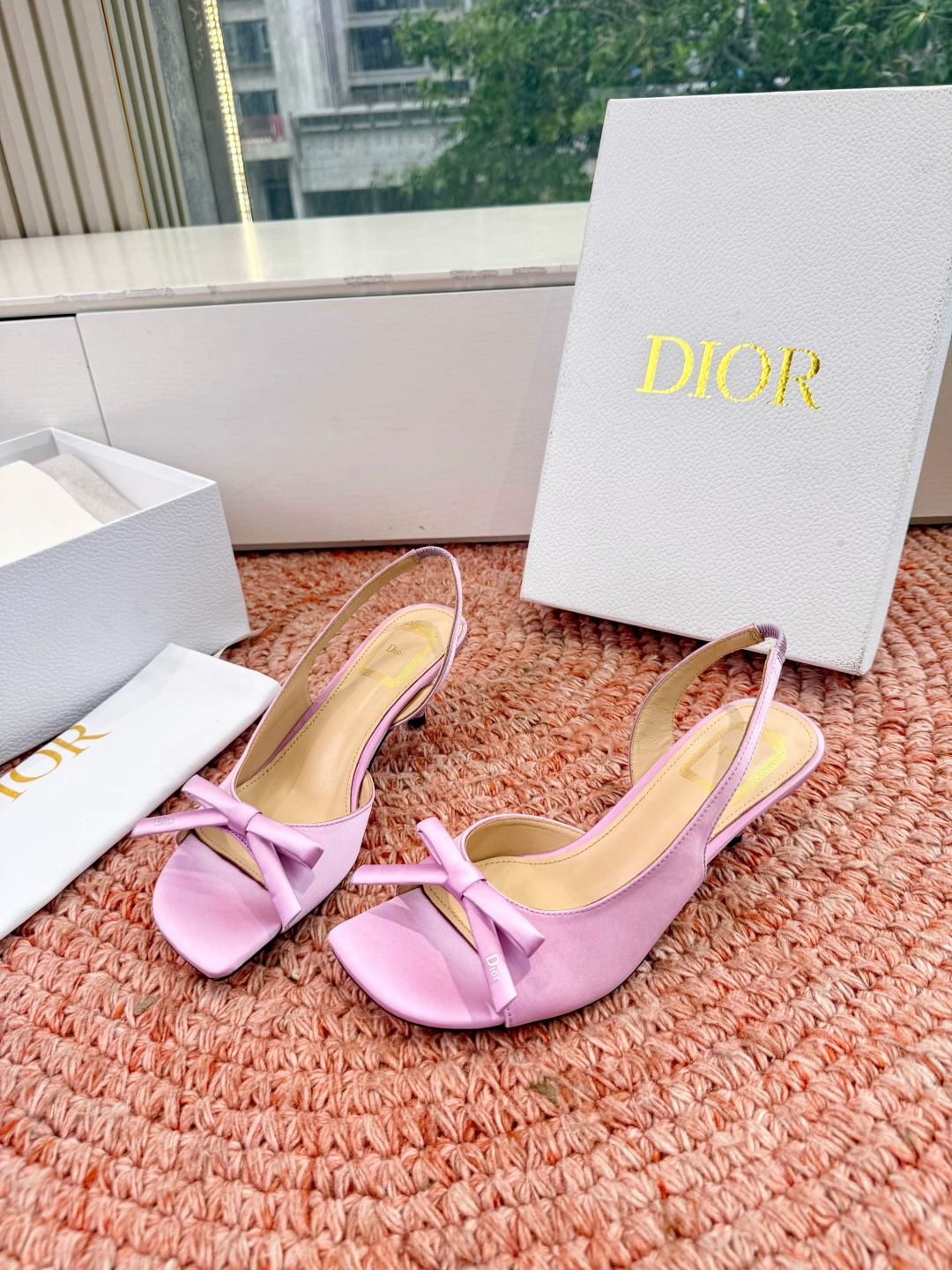🌾G06顶级品质Dior/迪奥26WF早春新蝴蝶结猫跟凉鞋标志性金属D字扣缀于鞋头侧畔哑光鎏金质感低调夺